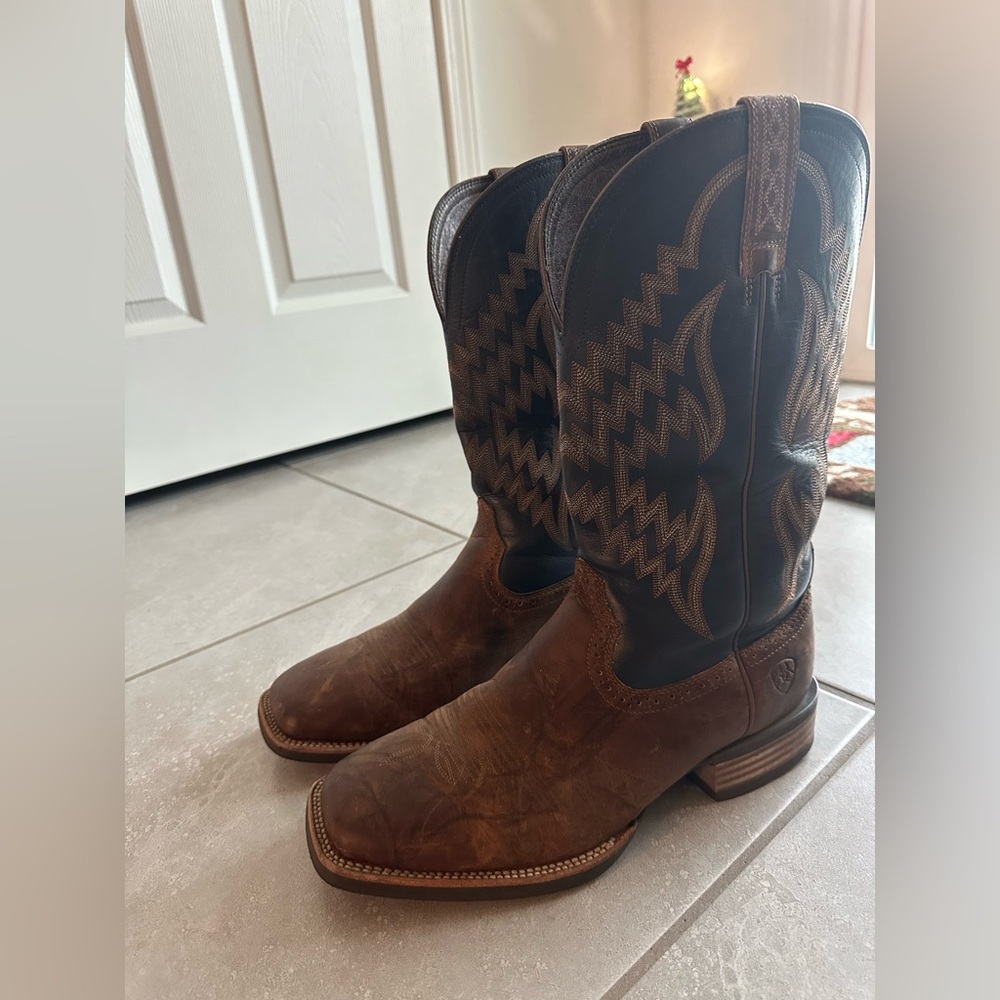 ARIAT MEN'S TYCOON WESTERN PERFORMANCE BOOTS - BROAD SQUARE TOE - Picture 7 of 9